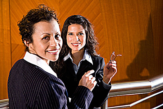 换衣服女职员_女行长和男职员_把衣服换颜色